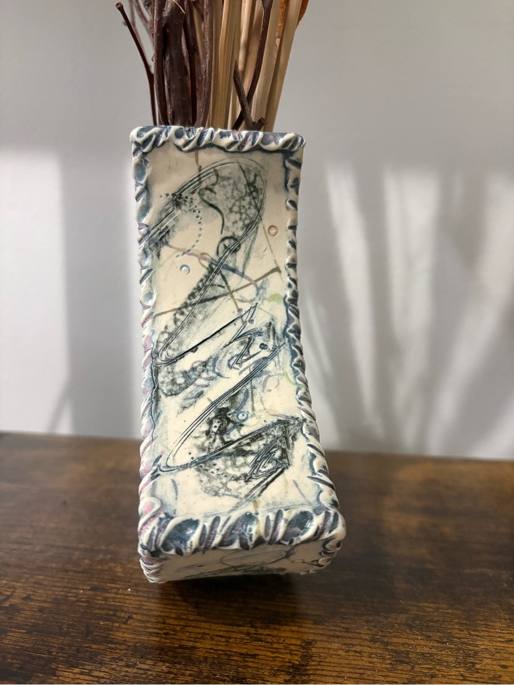 90’s Abstract Ceramic Vase in Cream and Blue - Picture 4 of 7